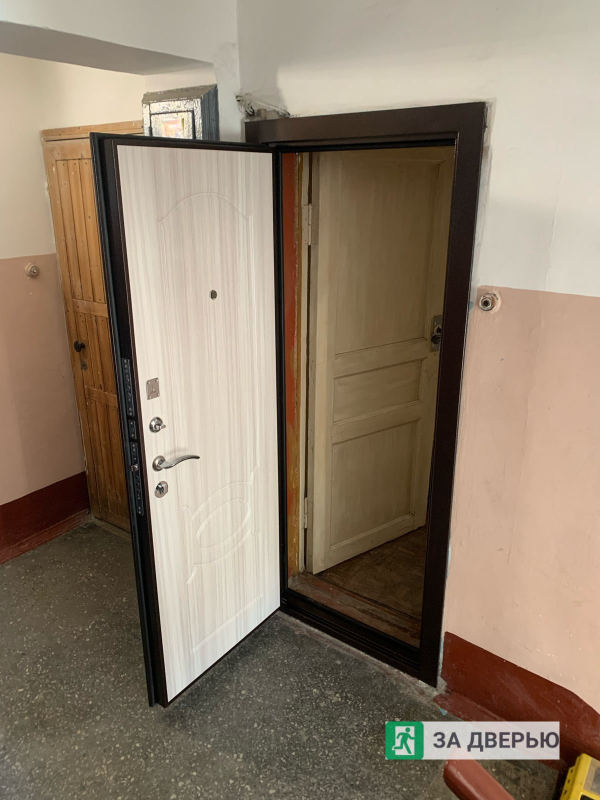 Двери в Василеостровском районе - снаружи открыта