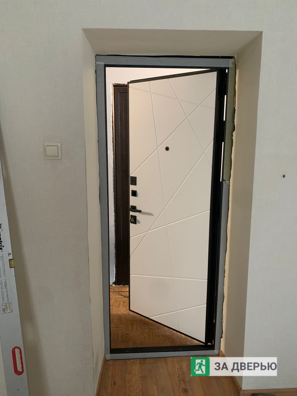 Двери в Красногвардейском районе - внутри открыта