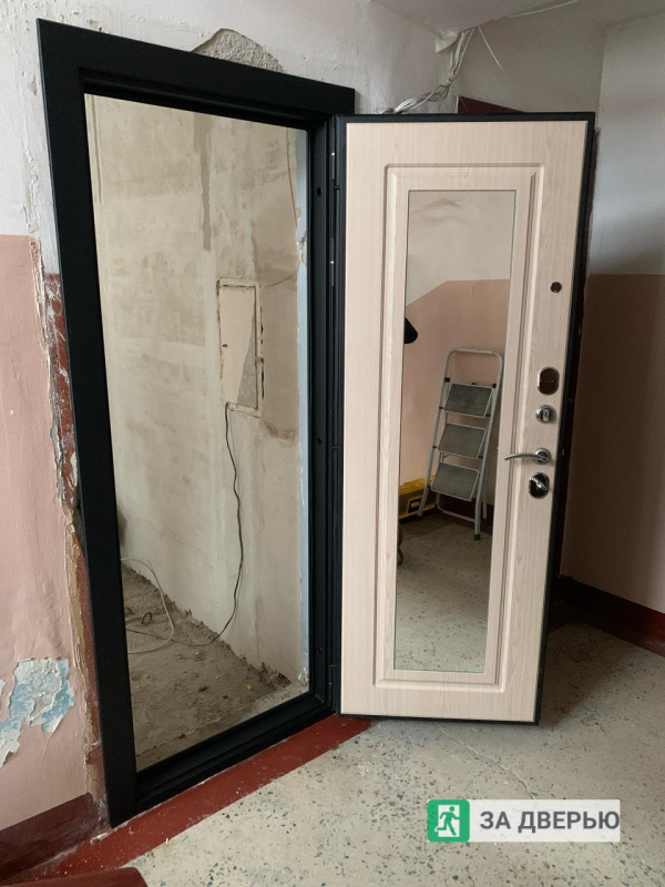 Дверь Кондор Престиж (2 цвета) - снаружи открыта