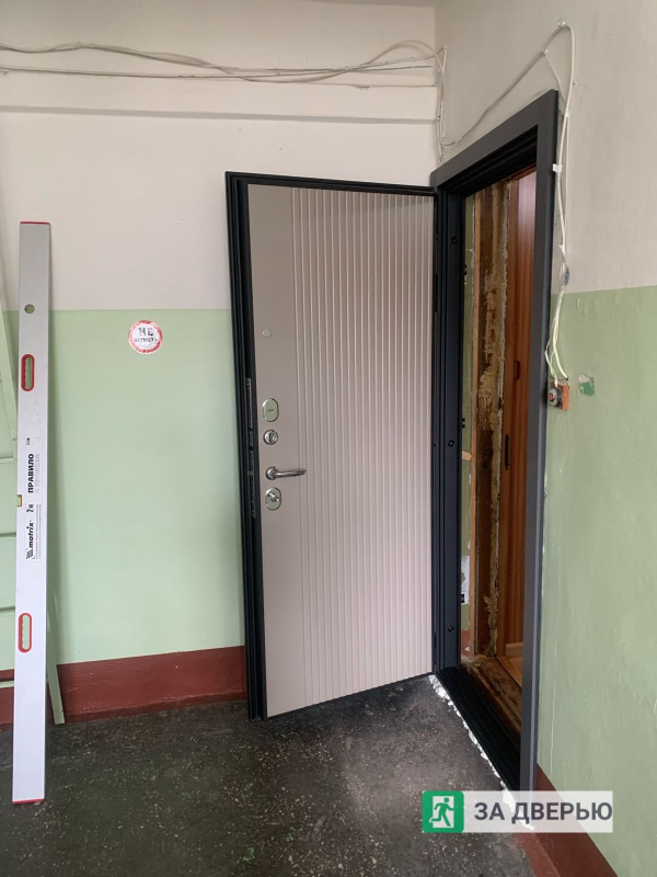 Дверь Кондор Вертикаль (2 цвета) - снаружи открыта