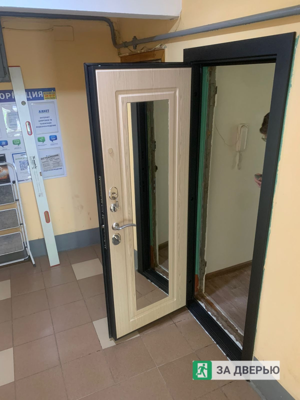Двери в Калининском районе - снаружи открыта
