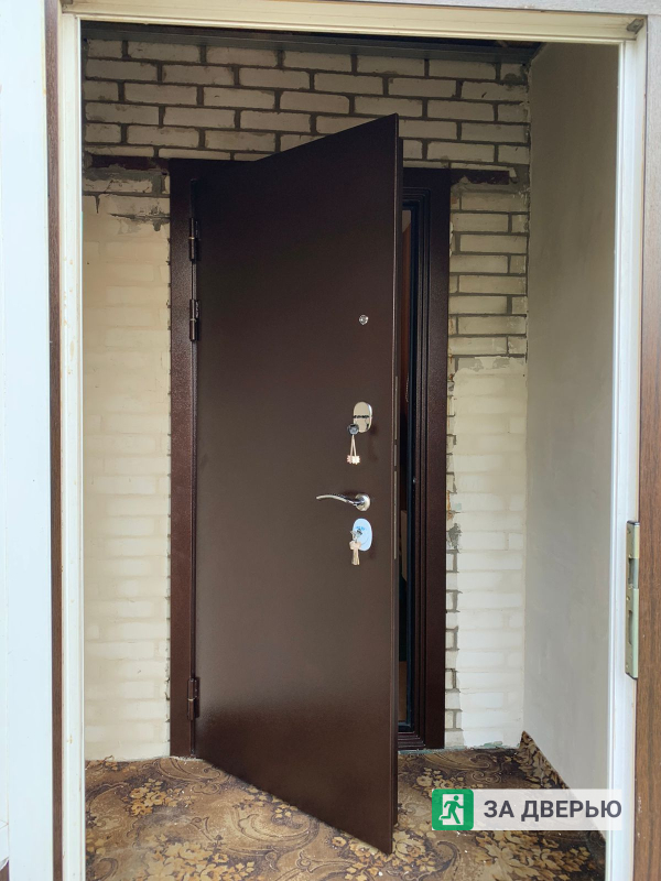 Металлические двери в Гатчине - снаружи открыта