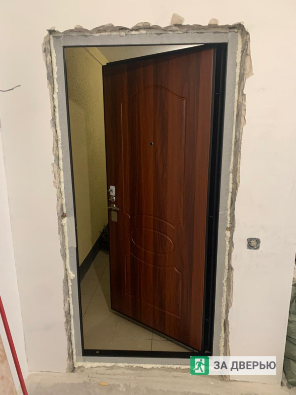 Металлические двери в Славянке - внутри открыта