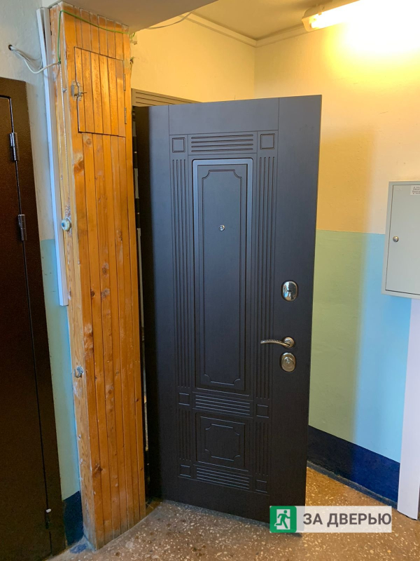 Двери в Калининском районе - снаружи открыта